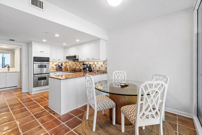 Building Photo - 529 S Flagler Dr