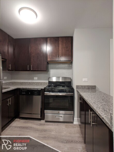 Building Photo - 542 W Surf St
