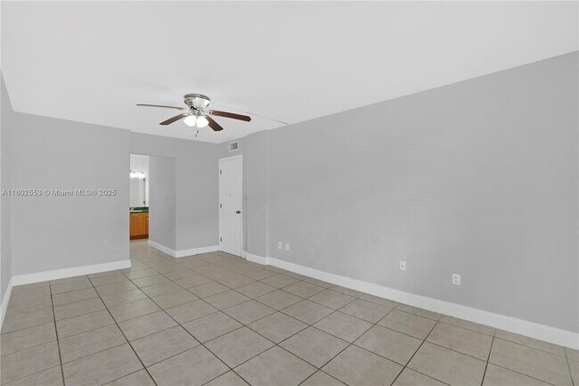 Building Photo - 8889 Fontainebleau Blvd