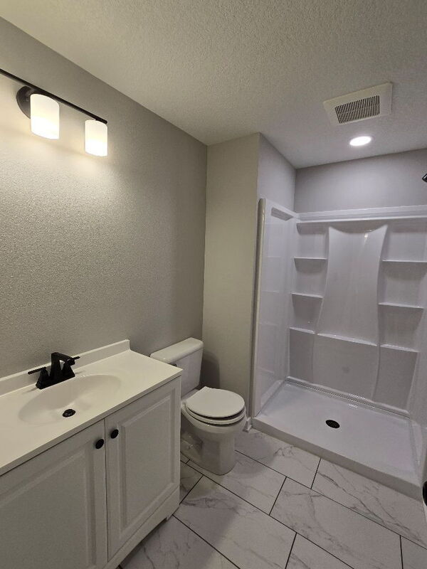 Building Photo - 300 SE Red Fern Dr