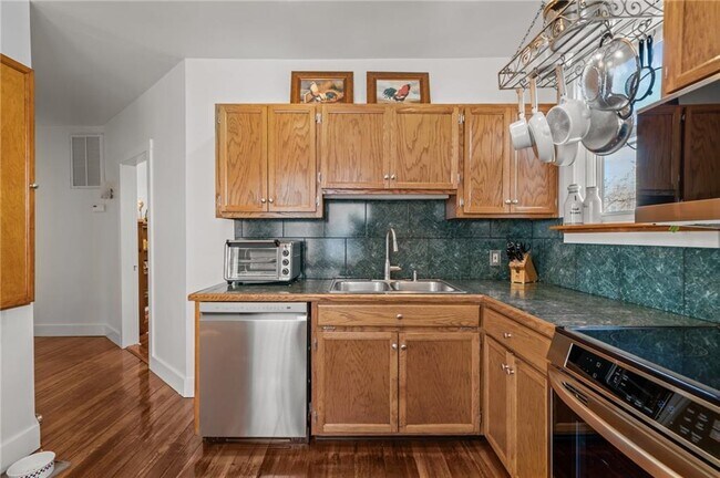 Building Photo - 25 Peckham Ave