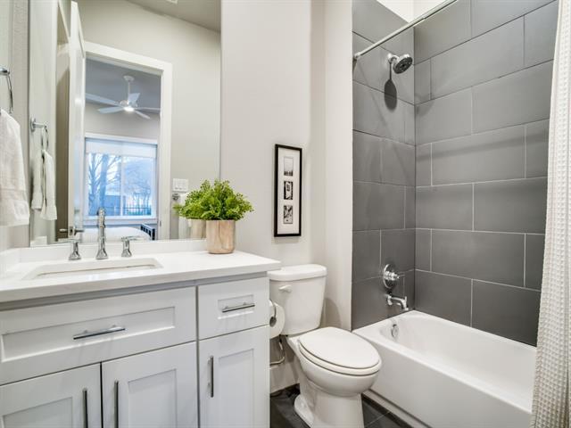 Building Photo - 3816 Roseland Ave