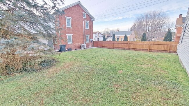 Building Photo - 104 W King St