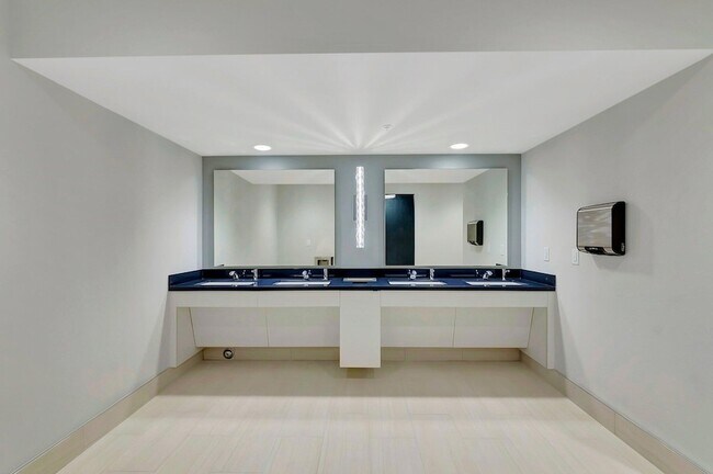 Building Photo - 6193 Pointe Regal Cir