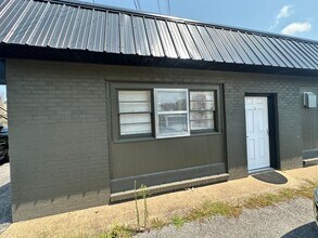 Building Photo - 904 Coldwater Rd