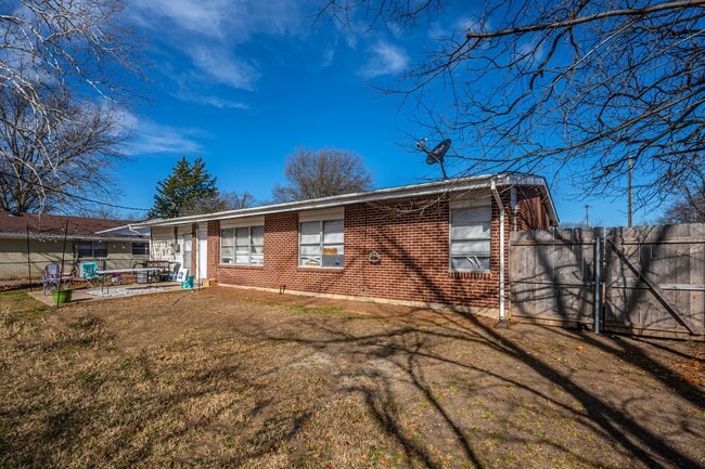 Building Photo - 4 Bedroom Rental Available February 15th!