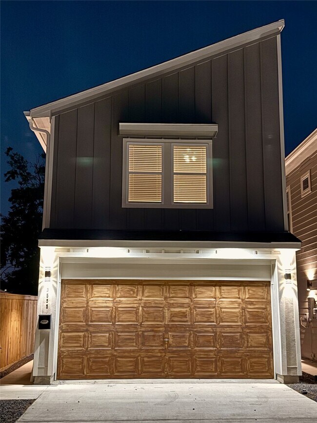 Primary Photo - 3555 Noah St