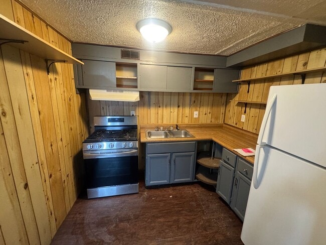 Building Photo - Adorable 3 Bedroom Home