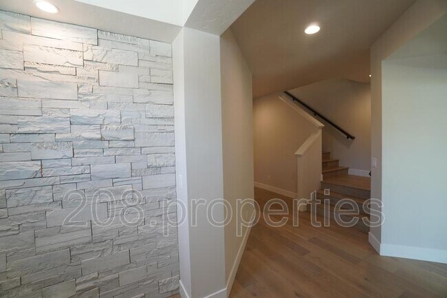 Building Photo - 3045 S Honeycomb Way