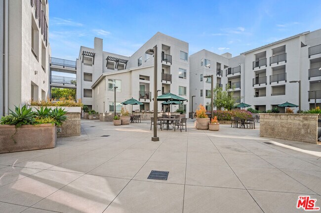 Building Photo - 6400 Crescent Prk E