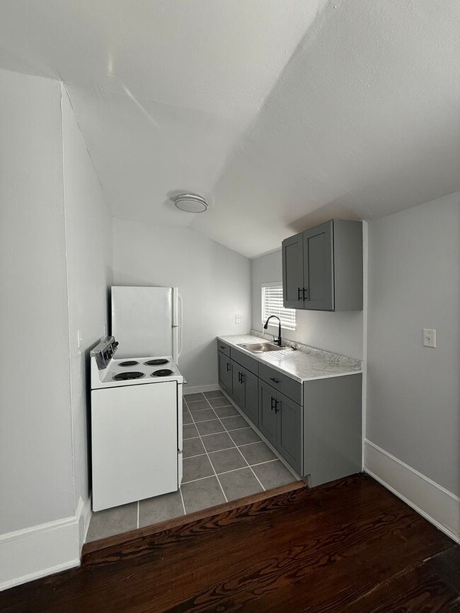 Building Photo - Super cool Apartment in Historic Home Near Downtown