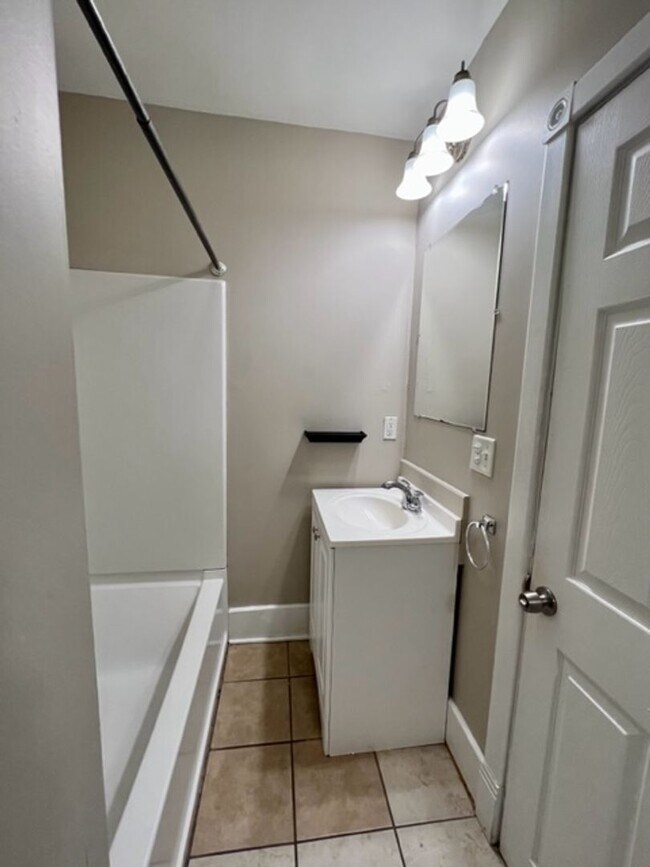 Building Photo - Centrally Located Pet Friendly Unit!