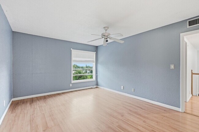 Building Photo - 430 Commodore Dr