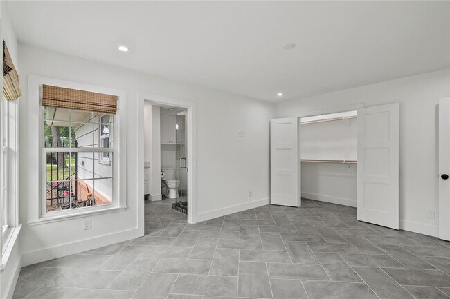 Building Photo - 312 W 31st St