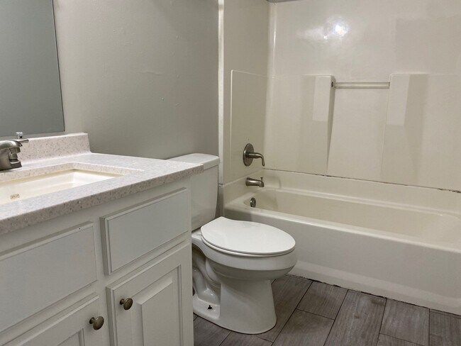 Building Photo - 19 Foxboro Cv