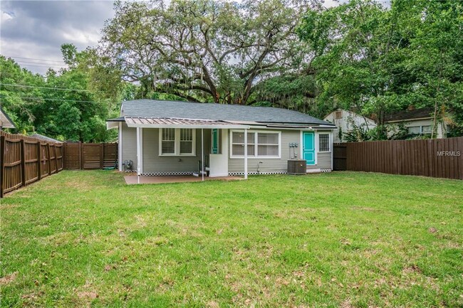 Building Photo - "Charming 3-Bed, 2-Bath Gem in Tampa's Hea...