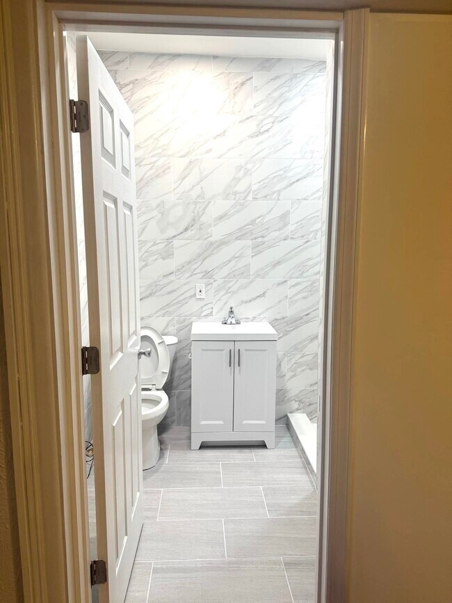 Building Photo - 56 Waverly St