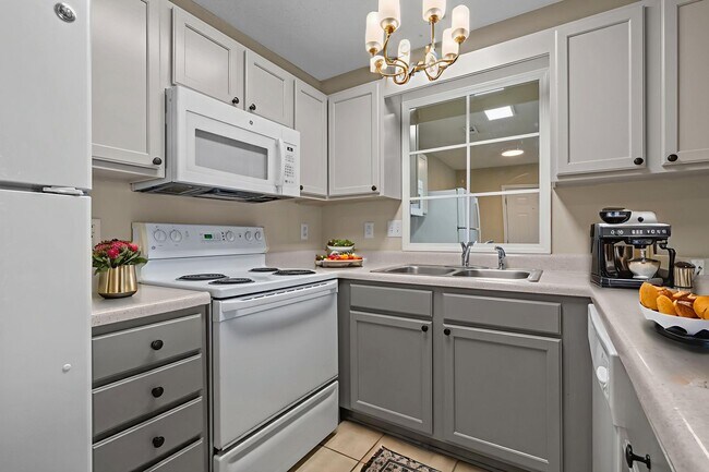 Building Photo - ??You had me at walk-in closet?? 1st Floor Immaculate 1 bedroom for rent in Sunny Myrtle Beach SC!