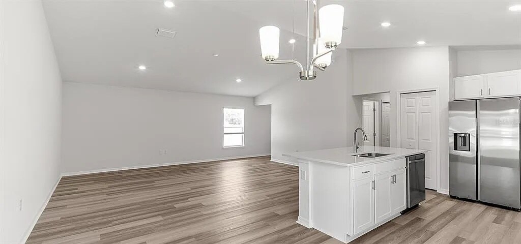 Spacious living area - 7675 SE 114th St