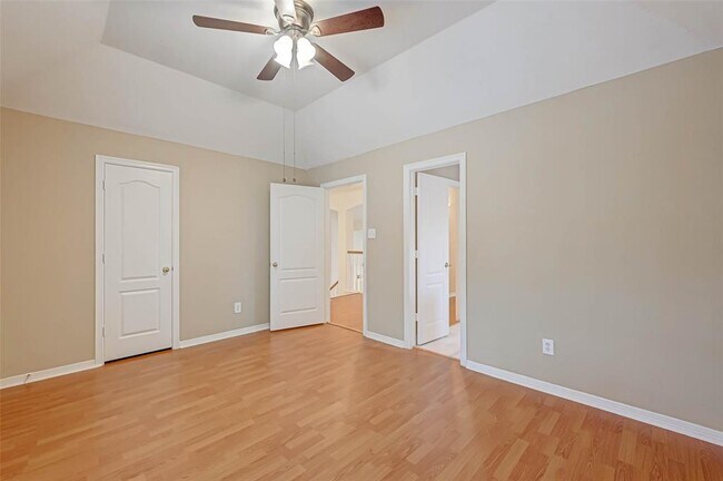 Building Photo - 910 Chinni Ct