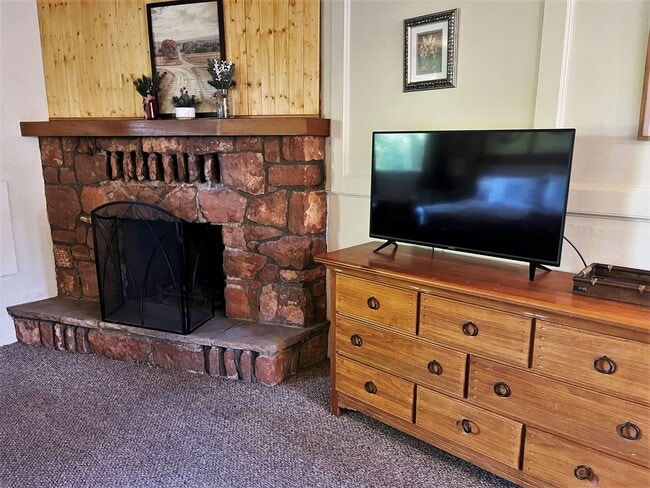 Building Photo - ROSE TREE INN  - UPTOWN SEDONA - FURNISHED...