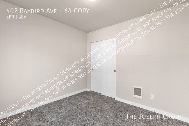 Building Photo - 402 Raybird Ave