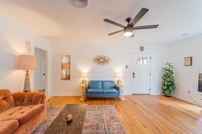 Building Photo - ADORABLE 3 bedroom!