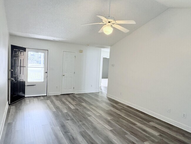 Building Photo - 418 Eucalyptus Ln
