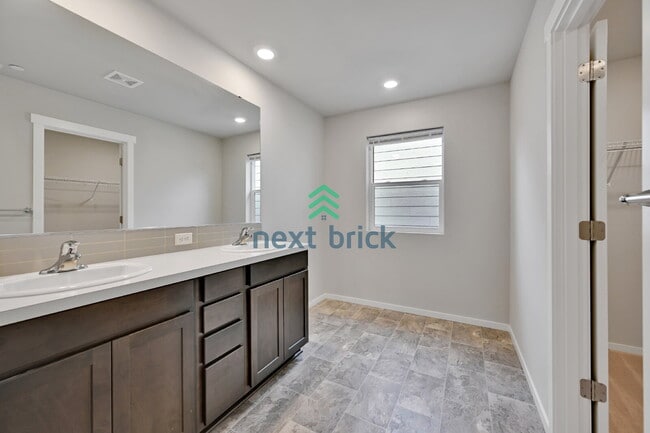 Building Photo - Modern 4-Bedroom Home in Rainier Ridge