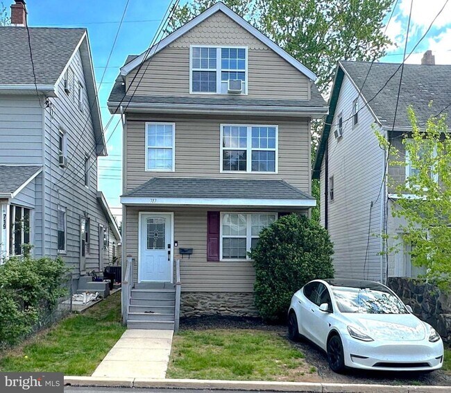 Building Photo - 717 Brook St