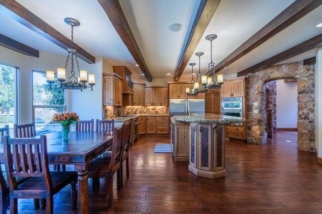 Building Photo - 340 Le Grande Cir