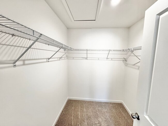 Building Photo - BEAUTIFUL 3BD Townhome Walking Distance to Downtown