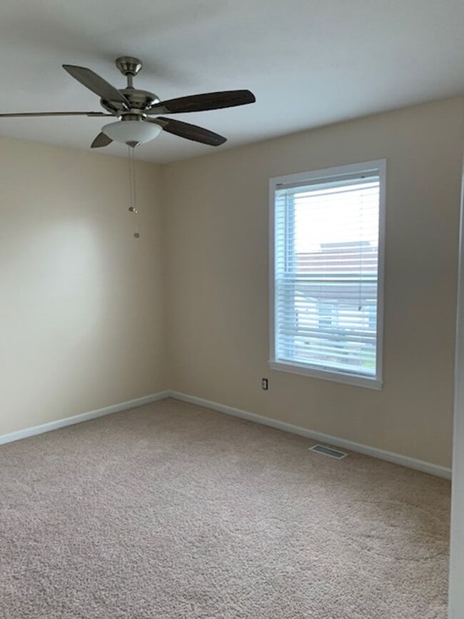 Building Photo - 4 BEDROOM 3 1/2 BATHROOM HOUSE FOR LEASE I...
