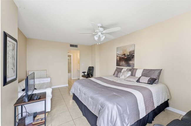 Building Photo - 3675 N Country Club Dr