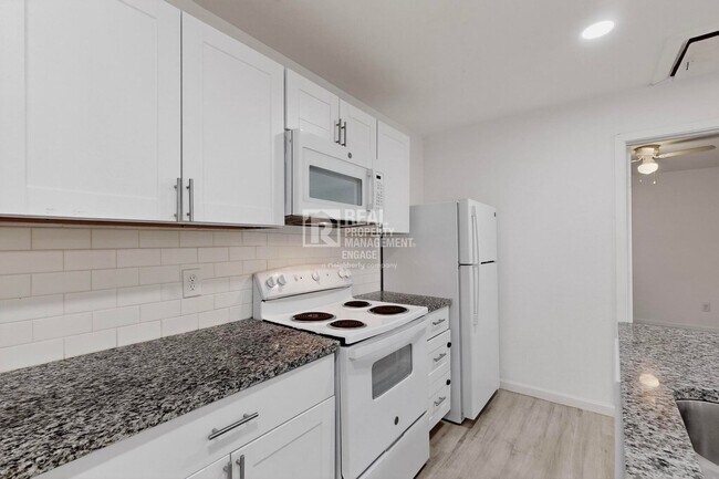 Building Photo - 631 W Baker St