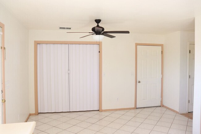 Building Photo - Large Backyard