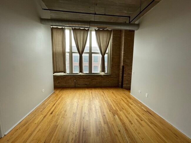 Master Bedroom - 1500 W Monroe St