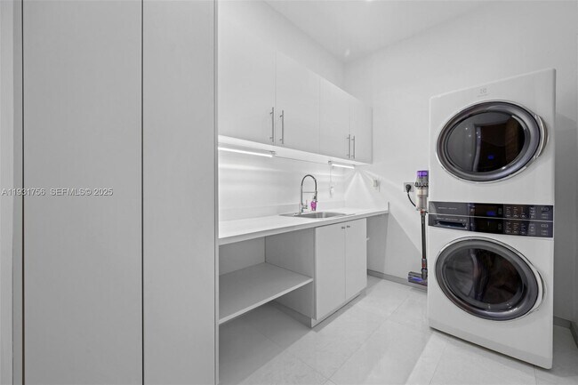 Building Photo - 3260 NE 165th St