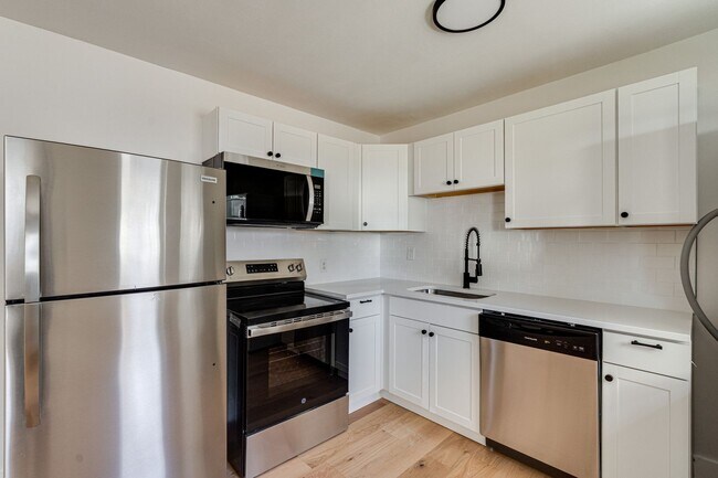 Building Photo - FULLY RENOVATED duplex in East Ridge!