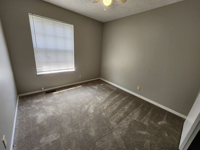 Building Photo - 3 Bedroom Home in Bloomington