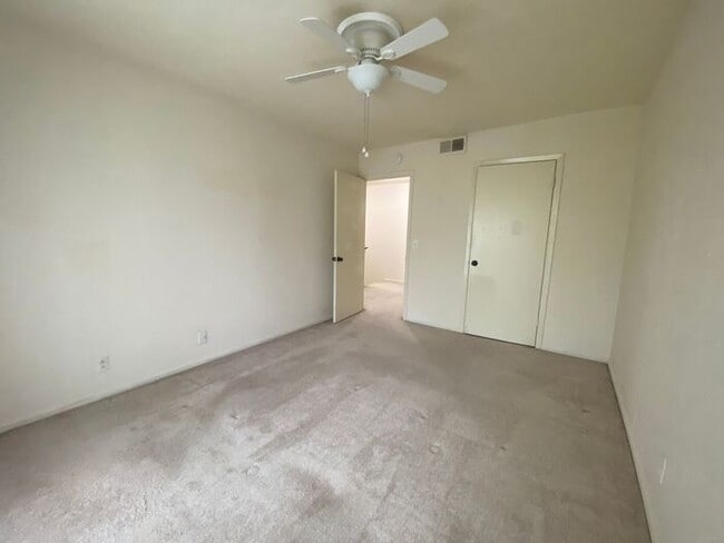 Building Photo - Wonderful Bellevue Condo in Creekside Meadows!