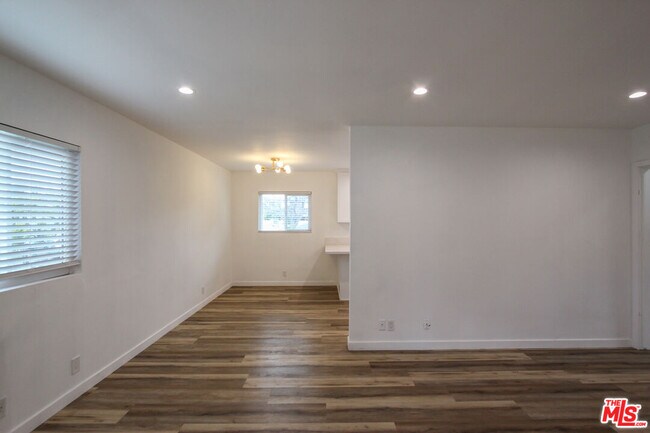 Building Photo - 12942 Moorpark St