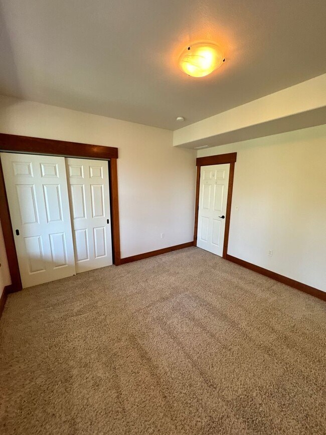 Building Photo - Stunning 4-Bedroom Home with Valley Views ...
