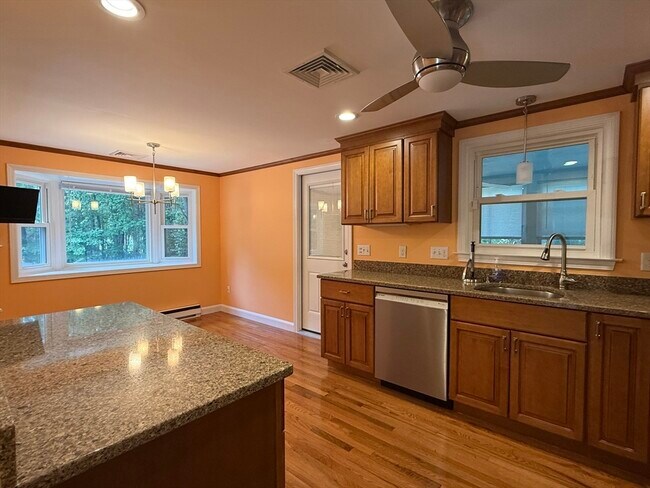 Building Photo - 9 Brookdale Cir