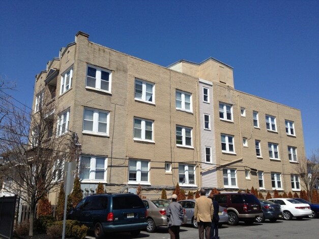 Primary Photo - 15 N Hartford Ave