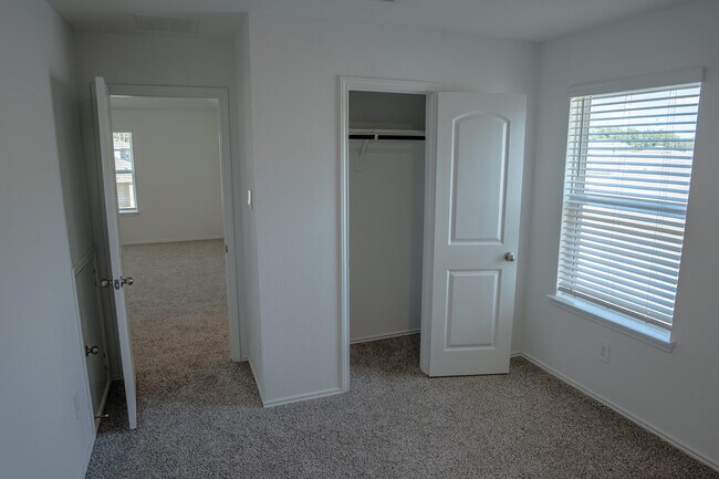 Building Photo - 5746 Hampton Vly Dr