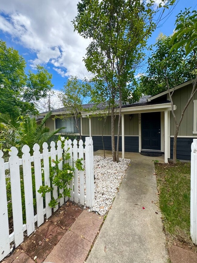 Building Photo - Private Renovated Home in Westside Redding
