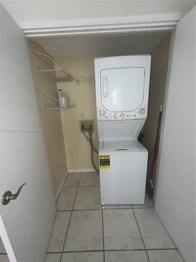 Building Photo - 540 Brickell Key Dr