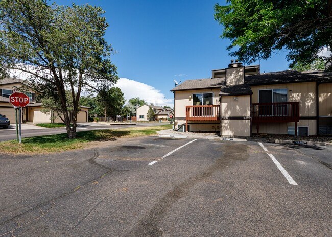 Building Photo - Lovely End Unit 2 Bed Condo, Centrally Located