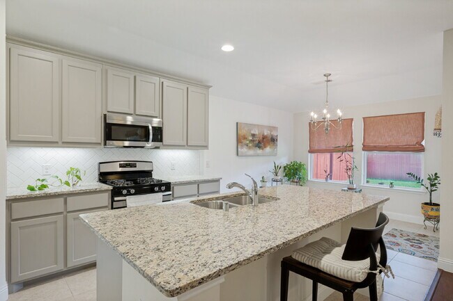 Building Photo - Beautiful Open-Concept Home with Large Backyard